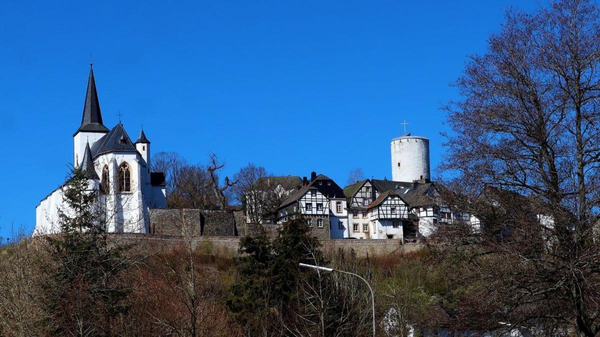 Ferienhaus Hescheld With Private Jacuzzi Hellenthal Bagian luar foto